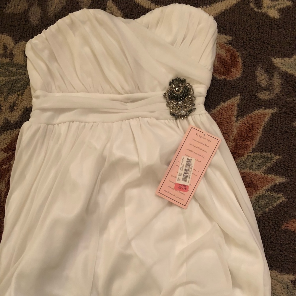 Beautiful white dress w brooch
